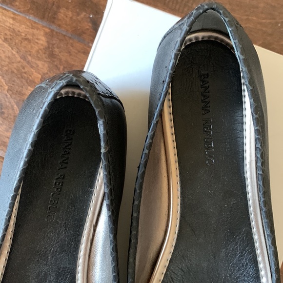 BANANA REPUBLIC Leather Snakeskin Detail Flats - Picture 3 of 16
